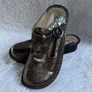 Alegria Women's Embossed Metallic Brown Mules